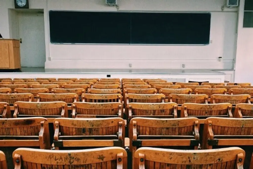 Imagen Estudiante asesina a joven maestra afuera de una universidad 