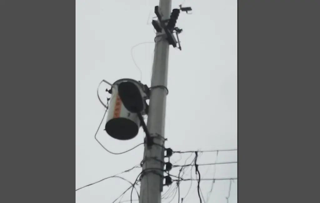 Imagen Cae rayo y quema transformador en colonia de Veracruz; están sin luz