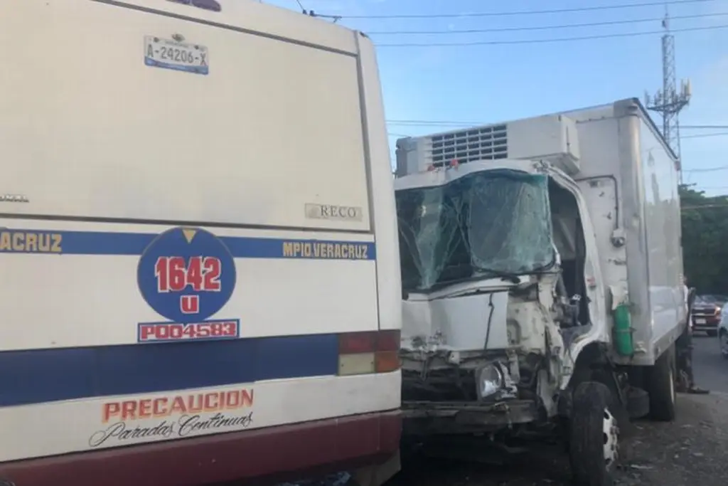 Imagen Fuerte accidente en Las Bajadas deja lesionados, entre ellos un menor (+Video)
