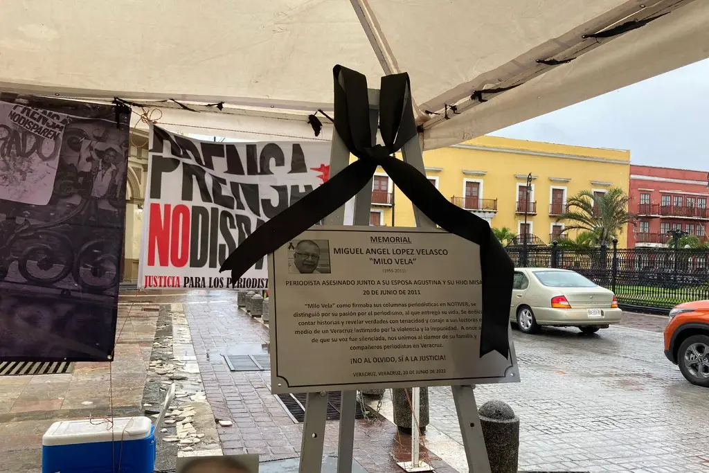 Imagen Develan placa en memoria de Milo Vela; 