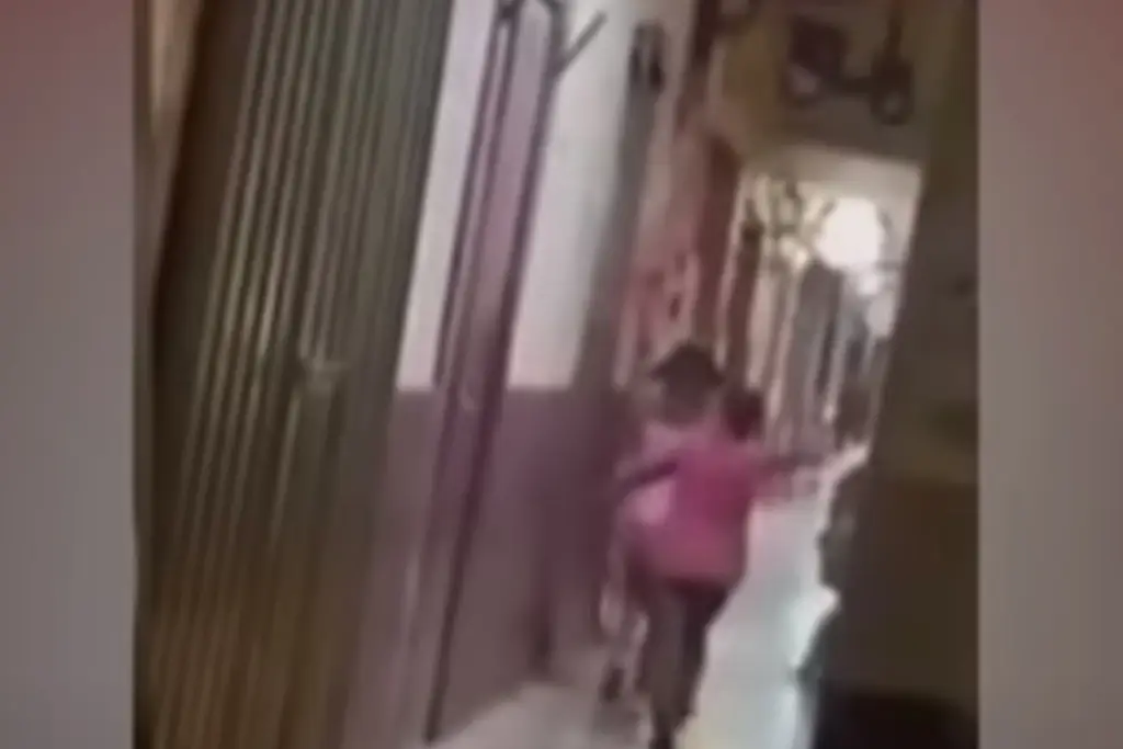 Imagen Mujer saca a su hija de un antro a cinturonazos (+Video)