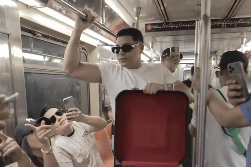 Imagen Grupo Firme arma 'show sorpresa' en metro de Nueva York (+Video) 