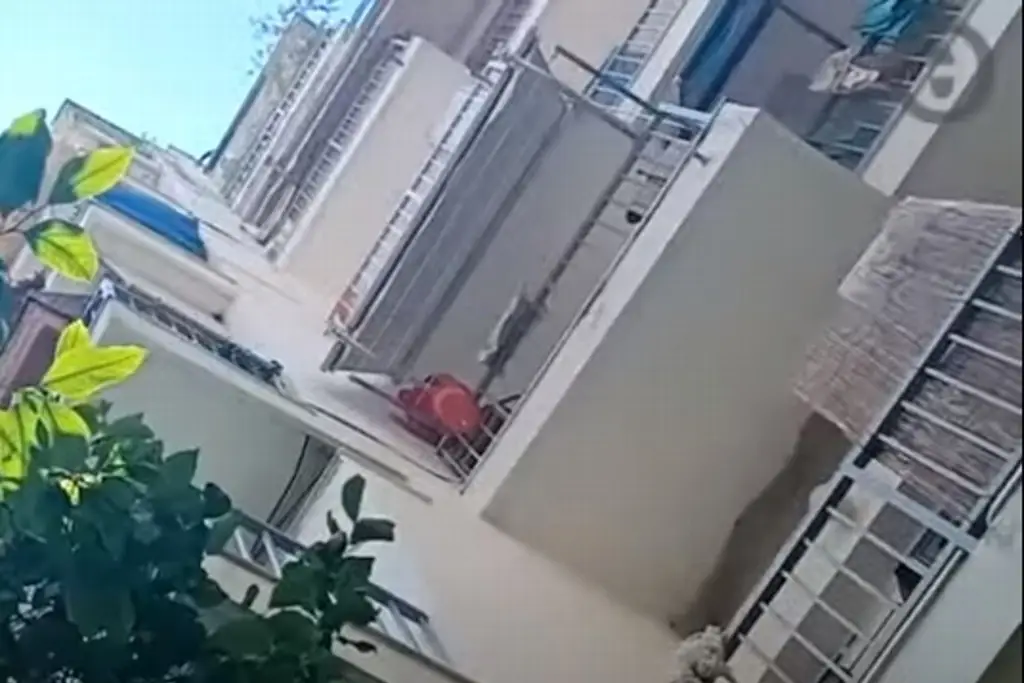 Imagen Madre muere frente a sus hijos tras caer accidentalmente por un balcón