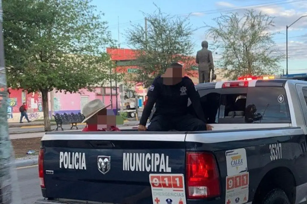 Imagen Hombre se queda dormido en la calle y amanece sin ropa esta mañana