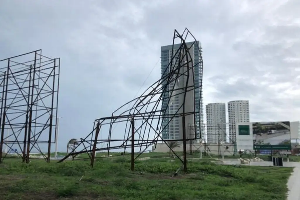 Imagen Se dobla estructura de espectacular en Boca del Río