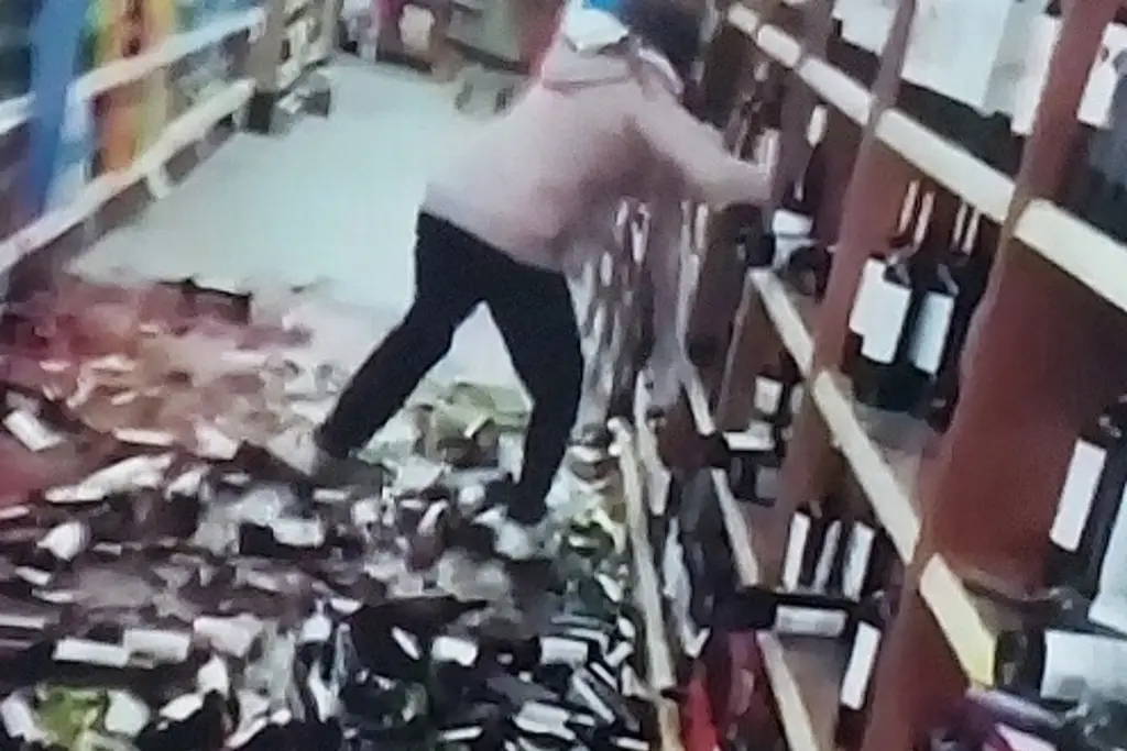 Imagen Mujer rompe botellas de supermercado tras ser despedida 