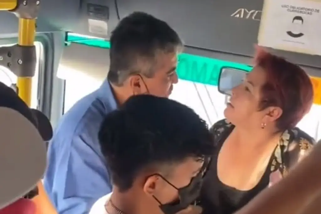 Imagen Mujer discute con chofer de camión, le rompe un cristal y lastima a una bebé (+Video)