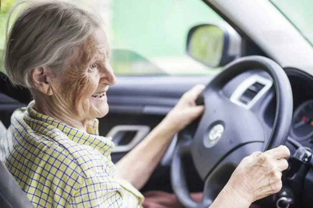 Imagen Renueva la licencia de conducir a sus 100 años 