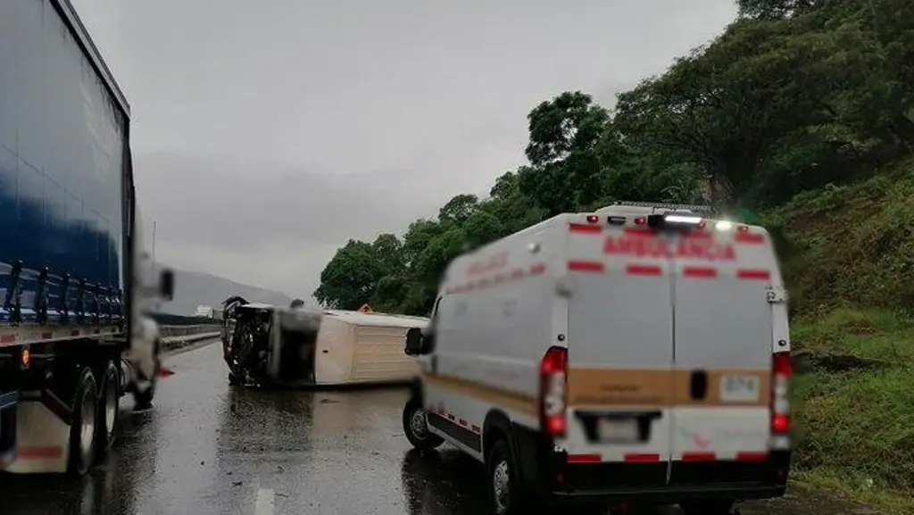 Imagen Cierre vial en autopista de Veracruz por volcadura
