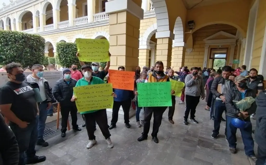 Imagen Taxistas de Orizaba protestan en Oficinas de Hacienda por presuntos malos tratos 
