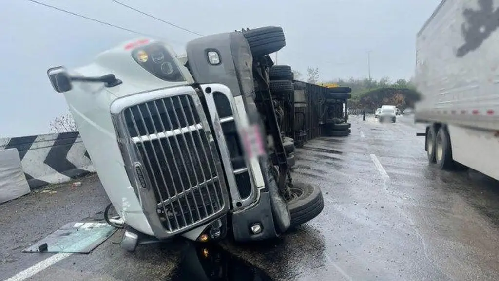 Imagen Volcadura de tráiler causa cierre en autopista de Veracruz esta tarde 