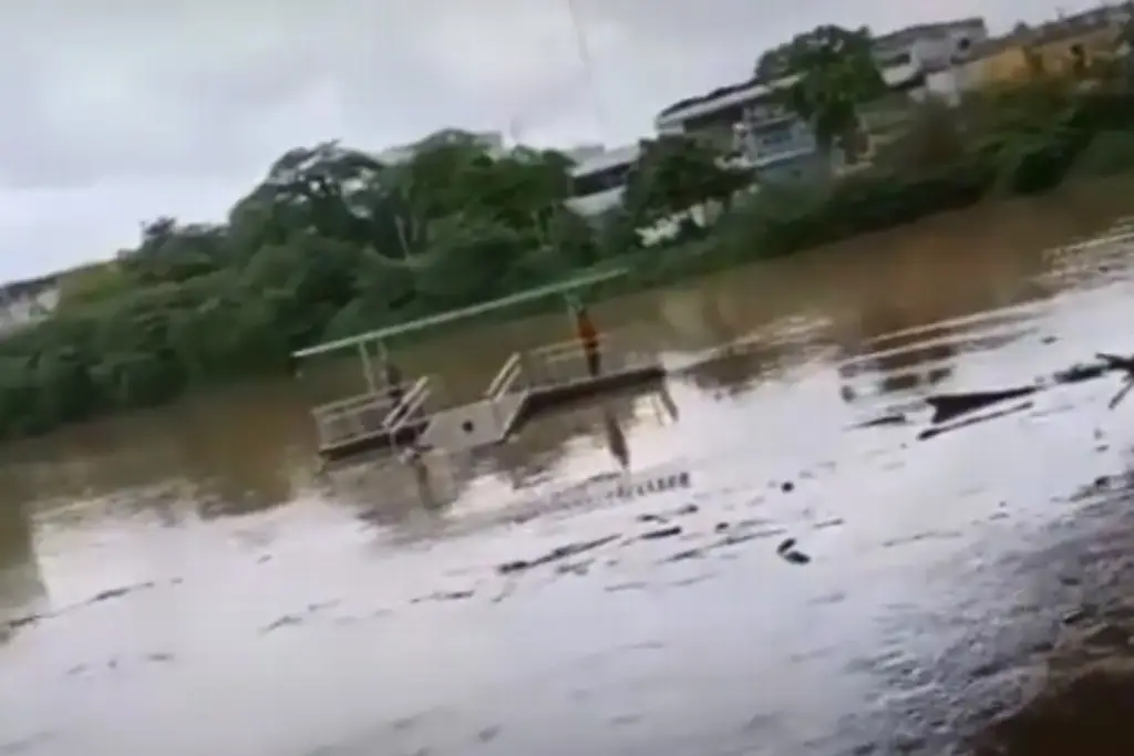 Imagen Corriente del río Grijalva arrastra muelle con 2 sujetos a bordo (+Video)