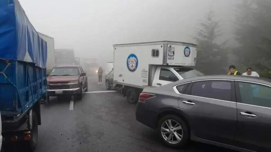 Imagen Niebla provoca carambola múltiple en cumbres de Maltrata; hay 2 lesionados