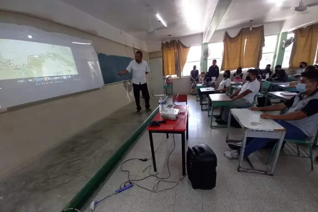 Imagen Suspenden clases por 4 maestros contagiados de COVID-19 en secundaria de Veracruz 