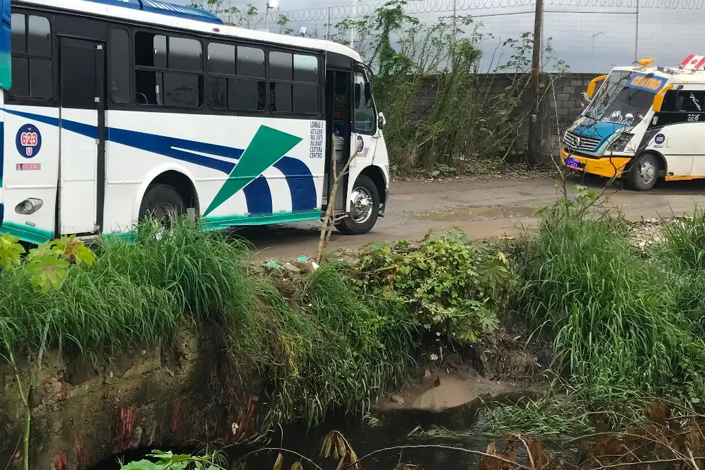 Imagen Sigue el congestionamiento vial en paso alterno por deslave en puente Torrentes