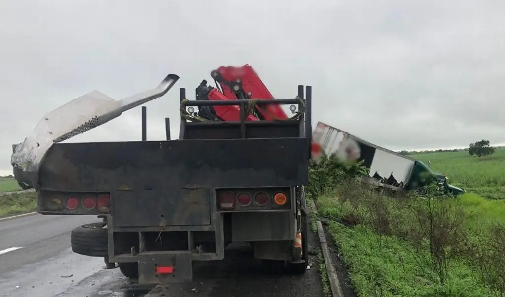Imagen Fuerte accidente entre 2 tráileres en autopista de Veracruz