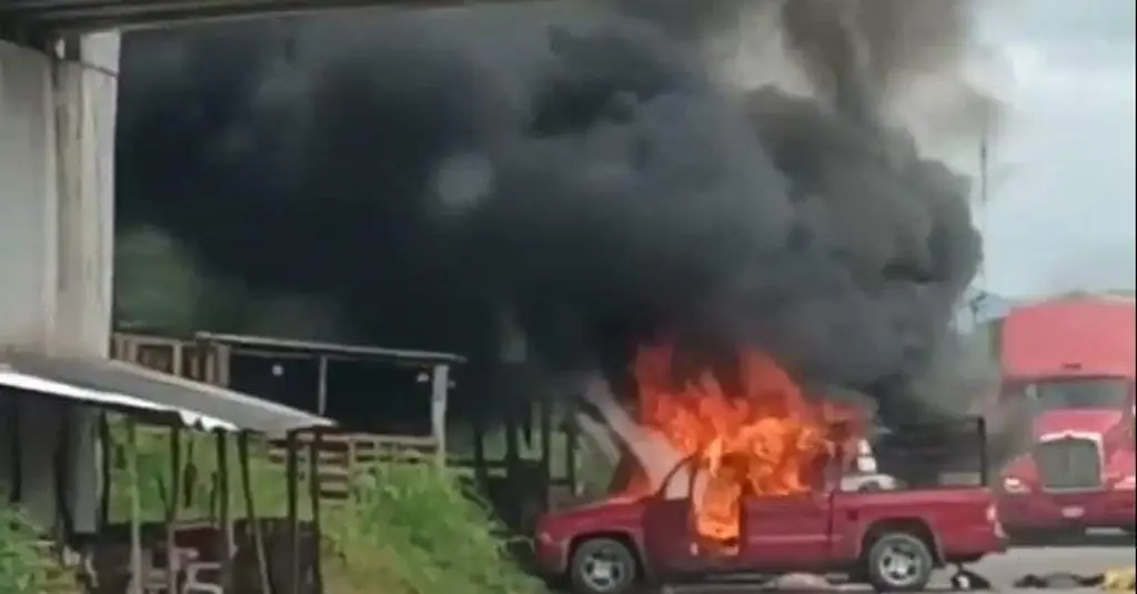 Imagen Reportan enfrentamiento entre campesinos en Chiapas; queman vehículos 
