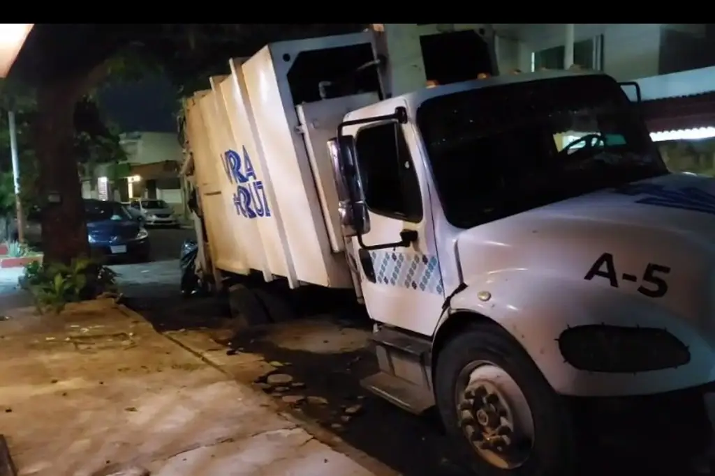 Imagen Se hunde camión de la basura en socavón en Veracruz