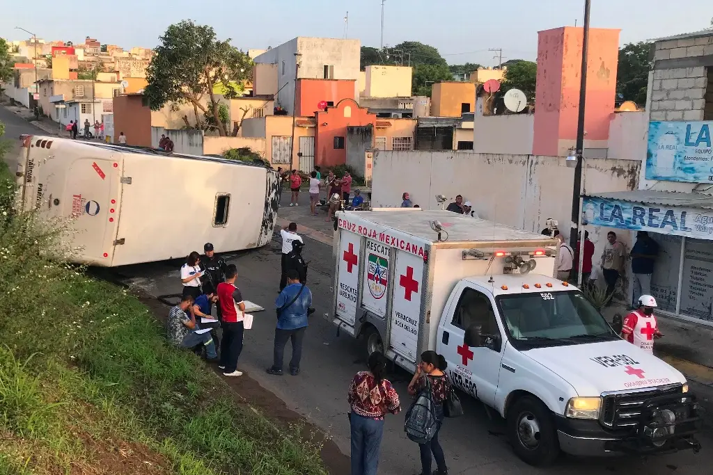 Imagen Varios lesionados tras volcadura de urbano en fraccionamiento Palma Real, de Veracruz