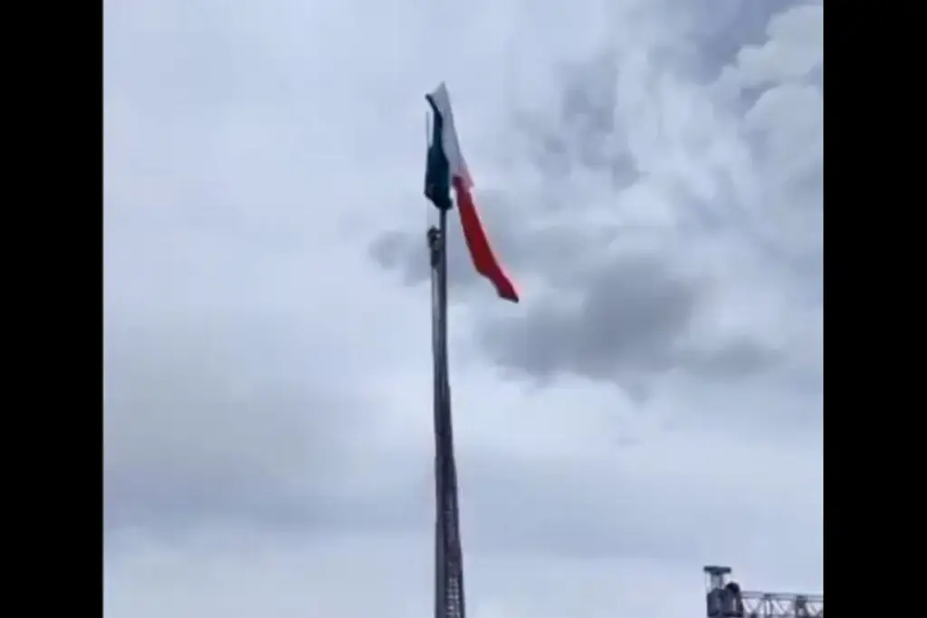 Imagen Bandera monumental del Zócalo de CDMX se atora; bomberos la liberan (+Video)