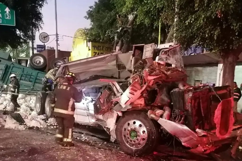Imagen Cae tráiler casi 25 metros de distribuidor vial en CDMX