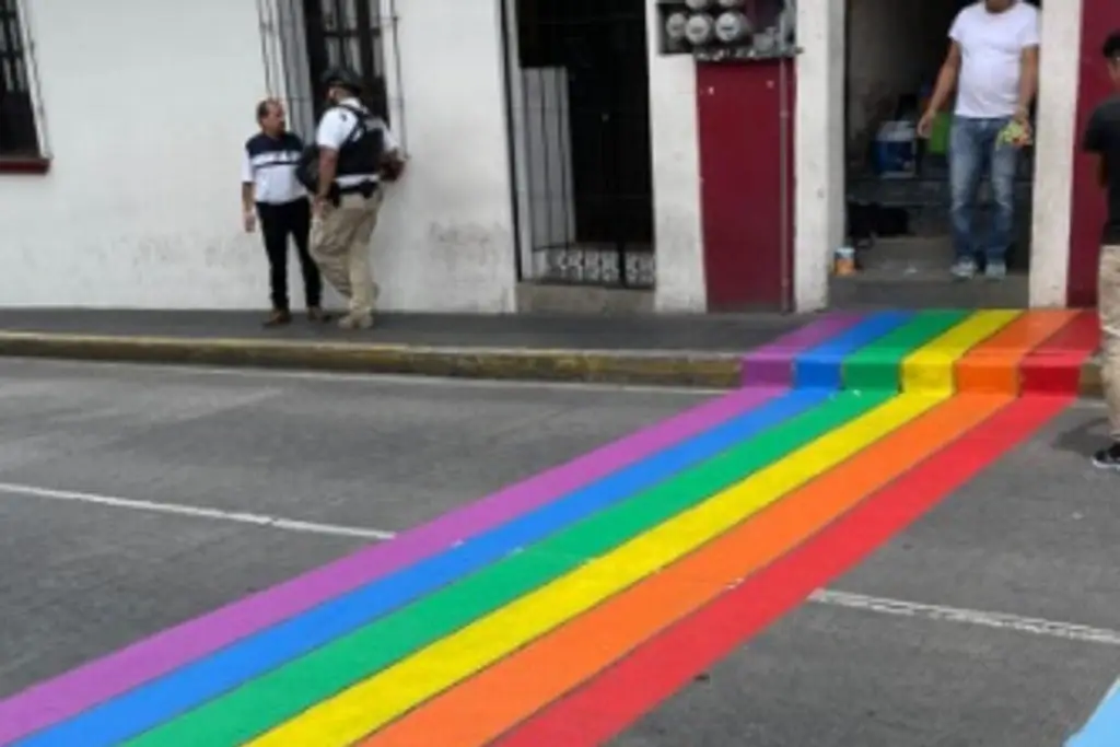 Imagen Iglesia cuestiona sobre pasos peatonales pintados con colores de comunidad LGBT en Xalapa