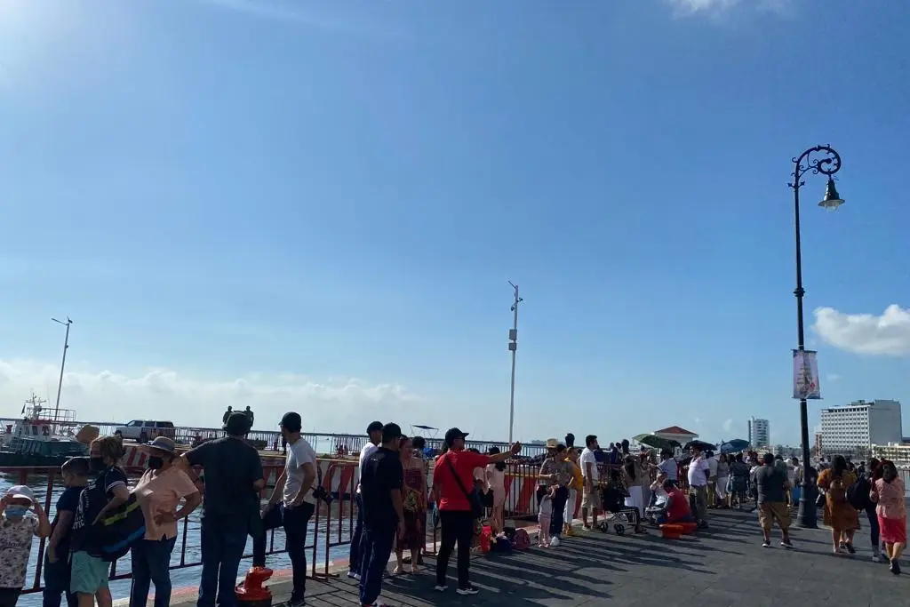 Imagen Largas filas en este sábado para subirse a los veleros en Veracruz