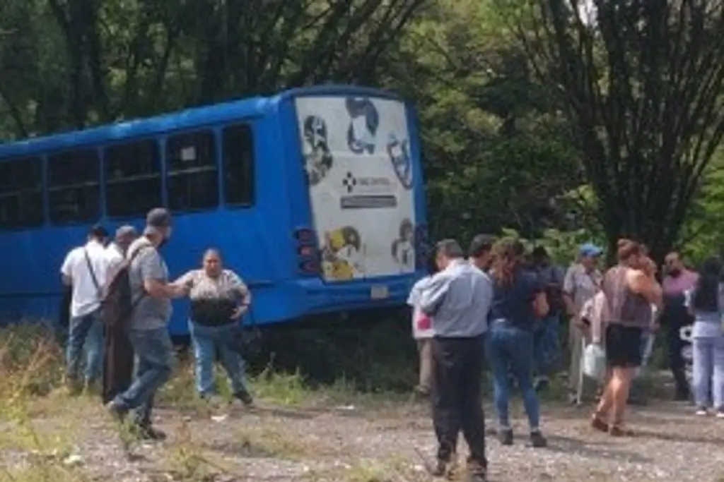 Imagen Autobús se queda sin frenos y sale de autopista de Veracruz