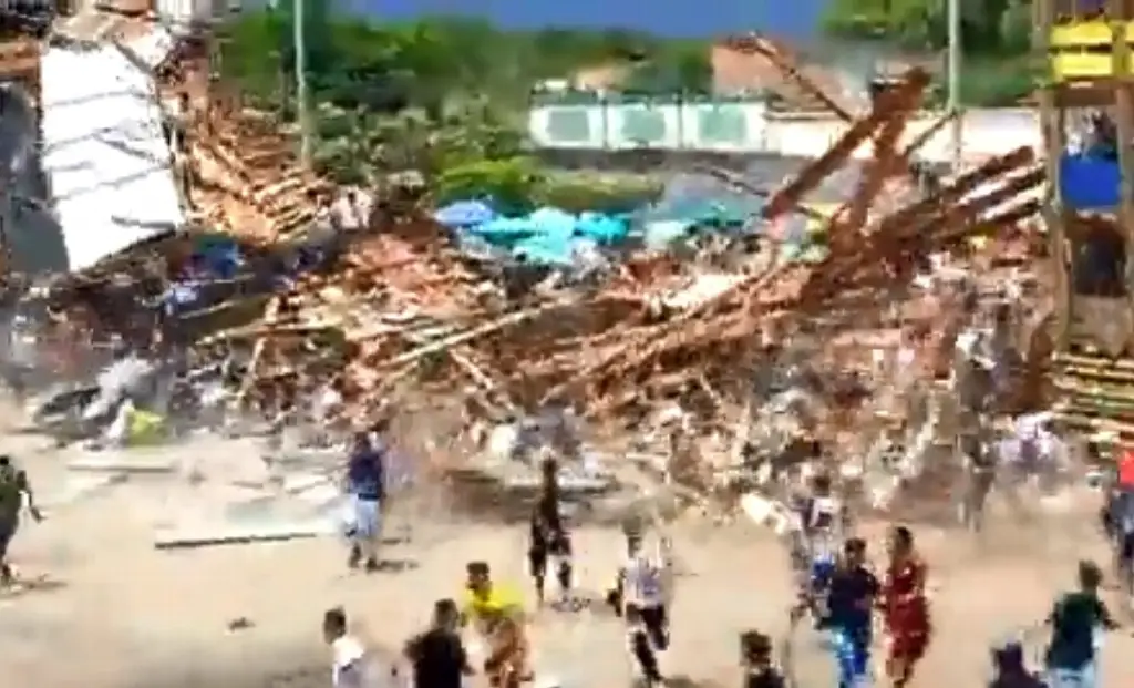 Imagen Al menos 4 muertos deja derrumbe de gradas en plaza de toros (+Video)