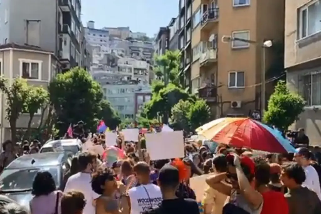 Imagen Policía turca detiene a casi 200 personas tras reprimir marcha del orgullo LGBT