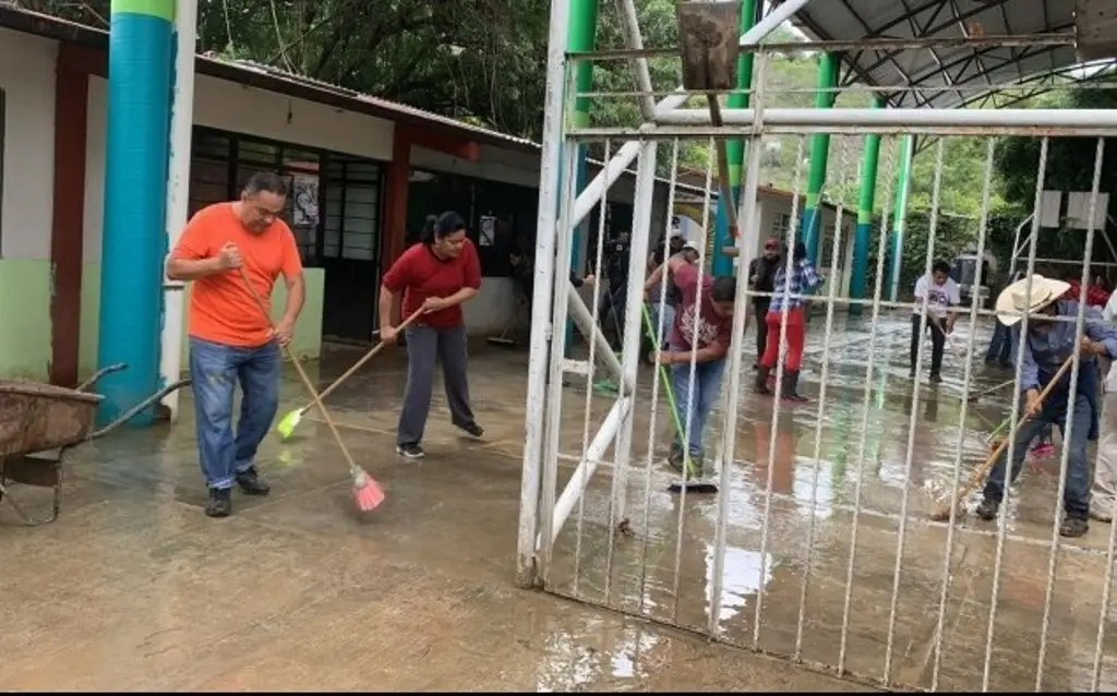 Imagen Limpian escuelas de Acultzingo, Veracruz tras desborde de un río 