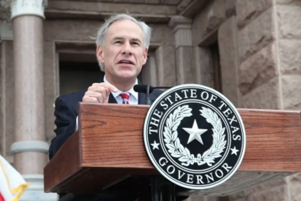 Gobernador de Texas culpa a Biden de la muerte de 46 personas halladas en tráiler