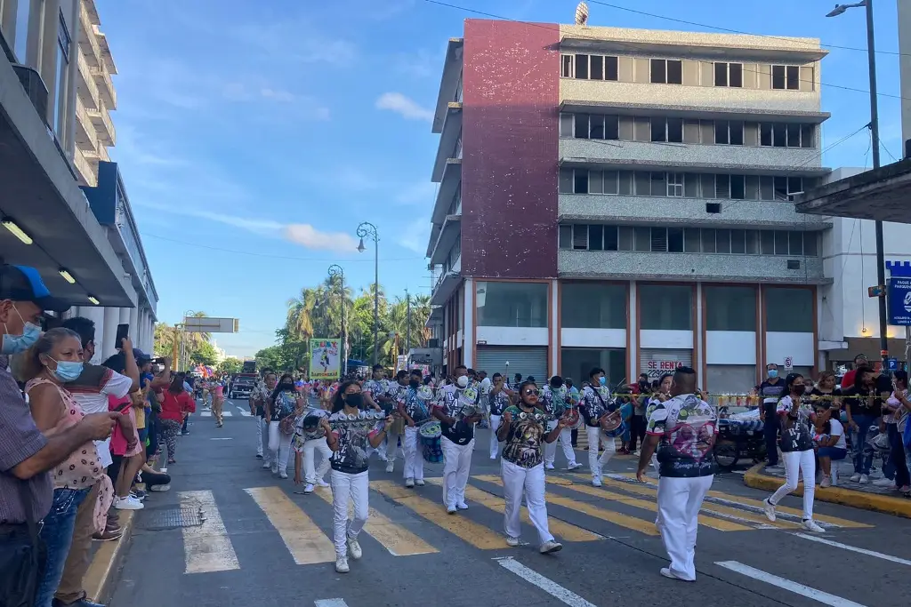 Imagen Realiza desfile la Corte Real de la comunidad LGBT en Veracruz 