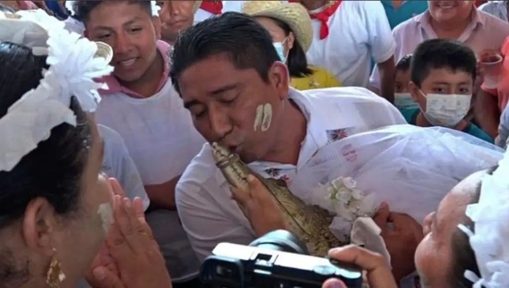 Imagen Alcalde se casa con caimán 'para tener abundancia'