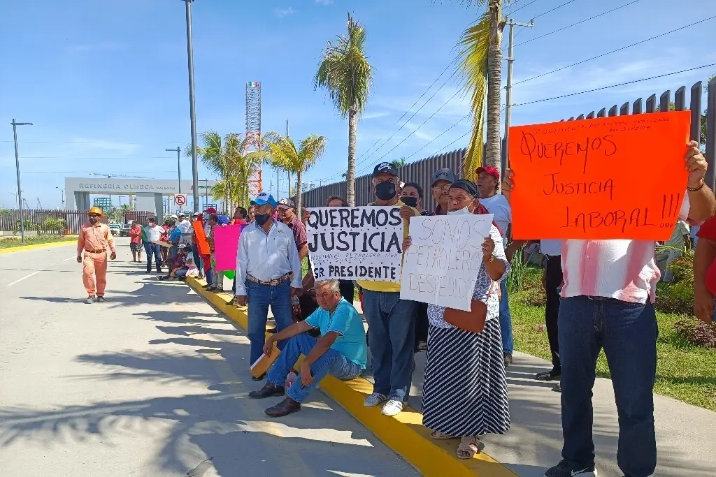 Imagen Protestan extrabajadores de Pemex en la Refinería Dos Bocas 