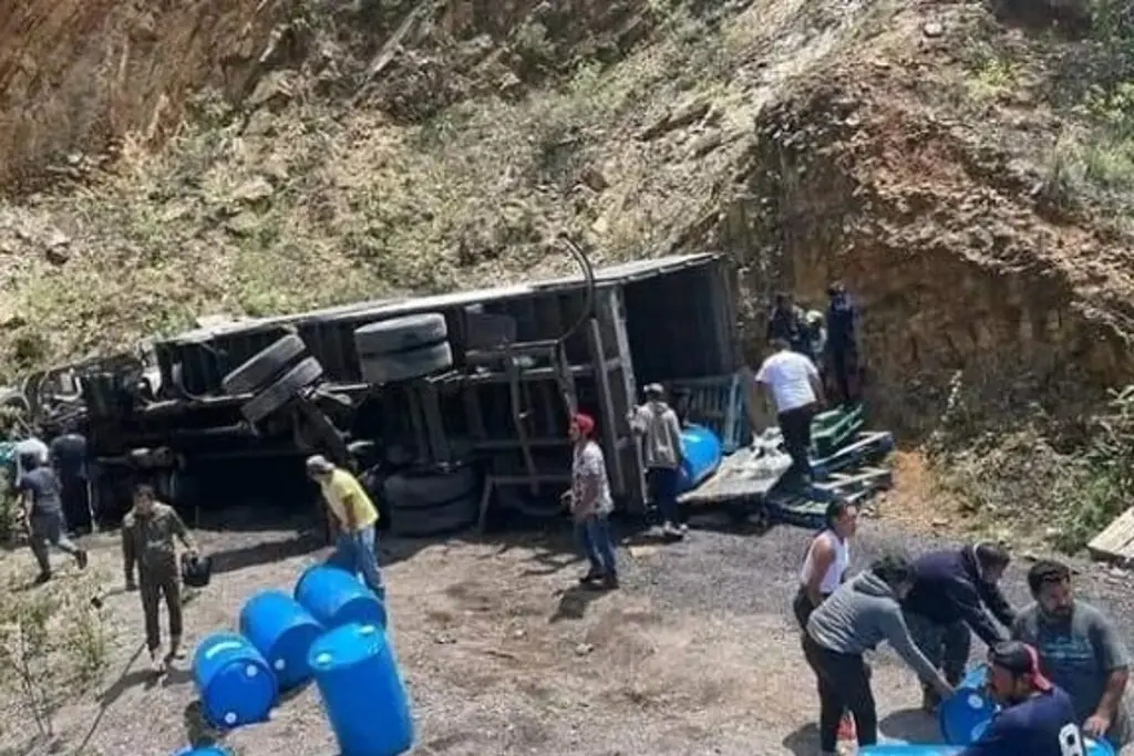 Imagen Rapiña tras volcadura de camión torton en autopista Veracruz-Puebla