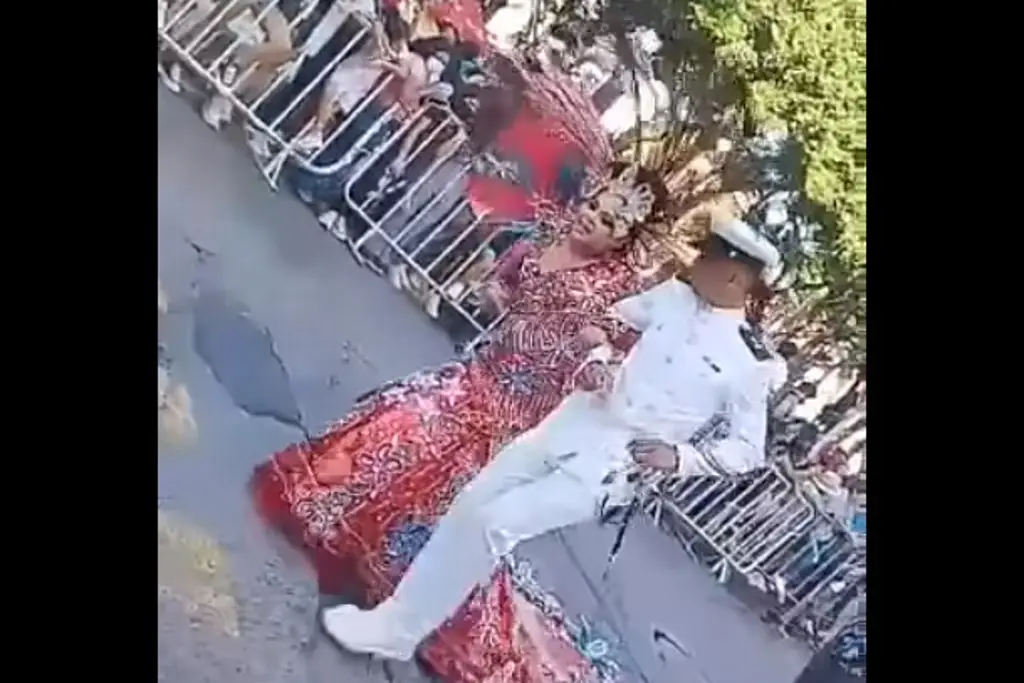 Imagen Princesa del Carnaval, a punto de caerse por otro bache en Centro de Veracruz (+video)
