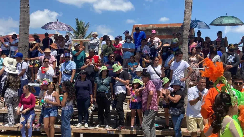 Imagen Han dado atención médica a 33 personas por exceso de alcohol durante desfiles en Veracruz