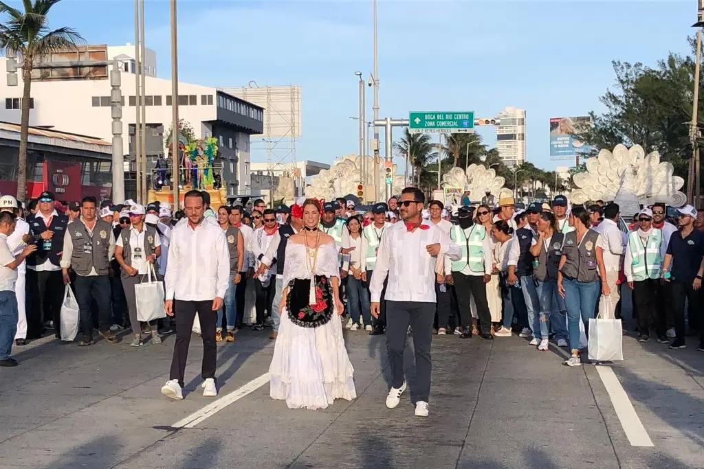 Imagen Paty Lobeira y Juan Manuel Unanue encabezan tercer desfile del Carnaval de Veracruz