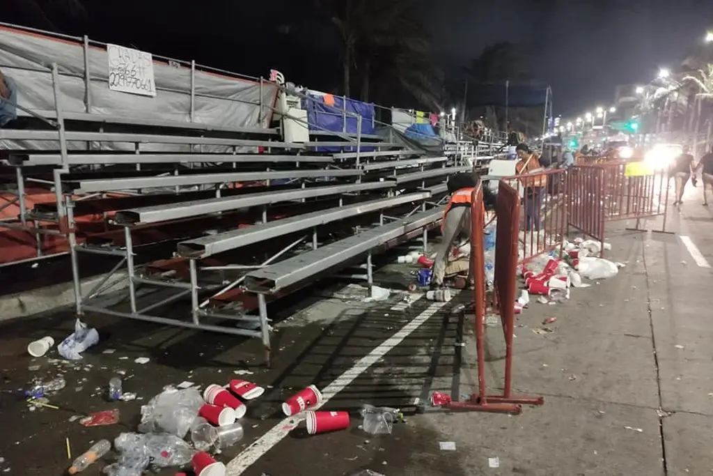 Imagen Barrenderos presumen su comparsa y limpian el bulevar tras desfiles del Carnaval de Veracruz