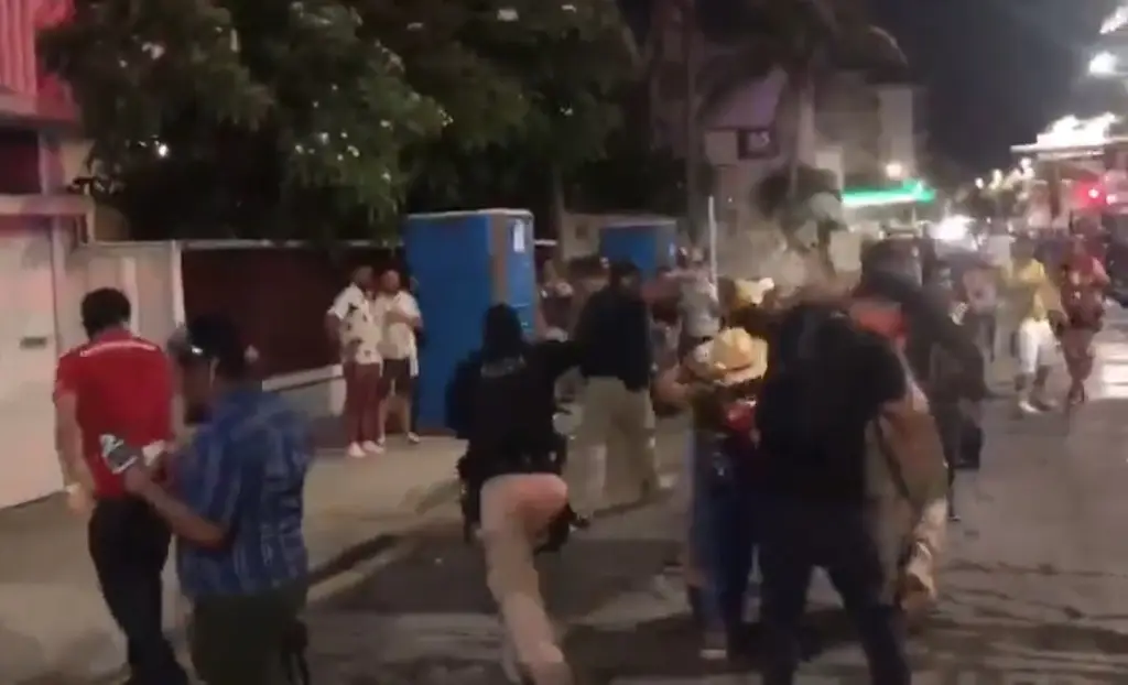 Imagen Policías lanzan gas lacrimógeno en zona de gradas del Carnaval; periodistas entre los afectados  