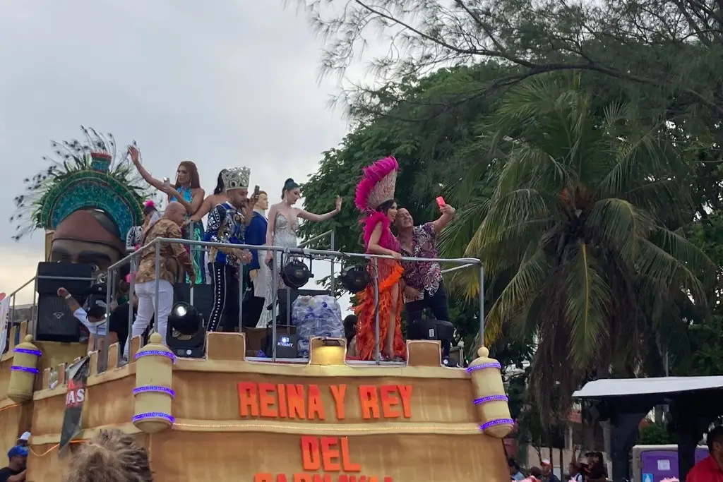 Imagen Con gradas gratis y mucha gente, se lleva a cabo cuarto gran desfile del Carnaval de Veracruz 