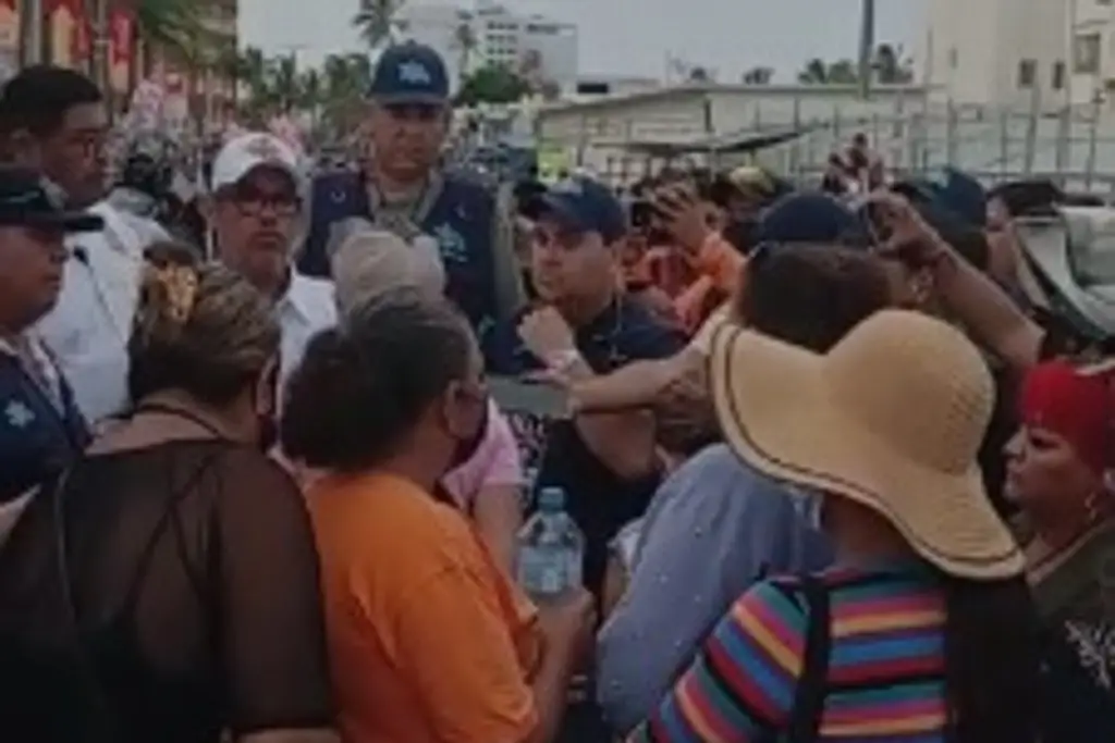Imagen Graderos bloquean el Carnaval de Veracruz; exigen cobrar gradas 