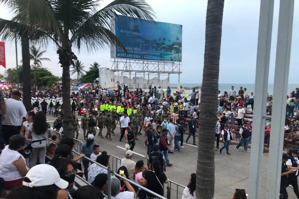 Imagen Marinos reabren bulevar y continúa el cuarto desfile del Carnaval de Veracruz