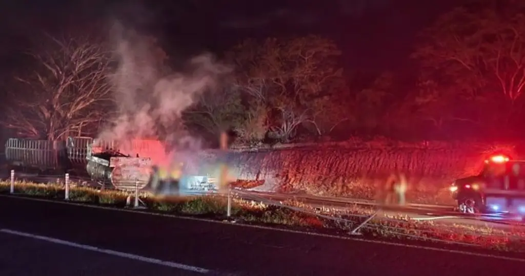 Imagen Continúa operativo vial en autopista La Tinaja-Veracruz por explosión de pipa