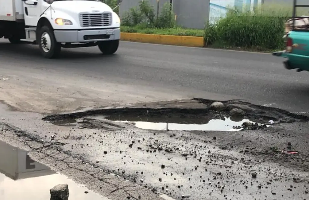 Imagen Enorme bache en la carretera federal Veracruz-Xalapa