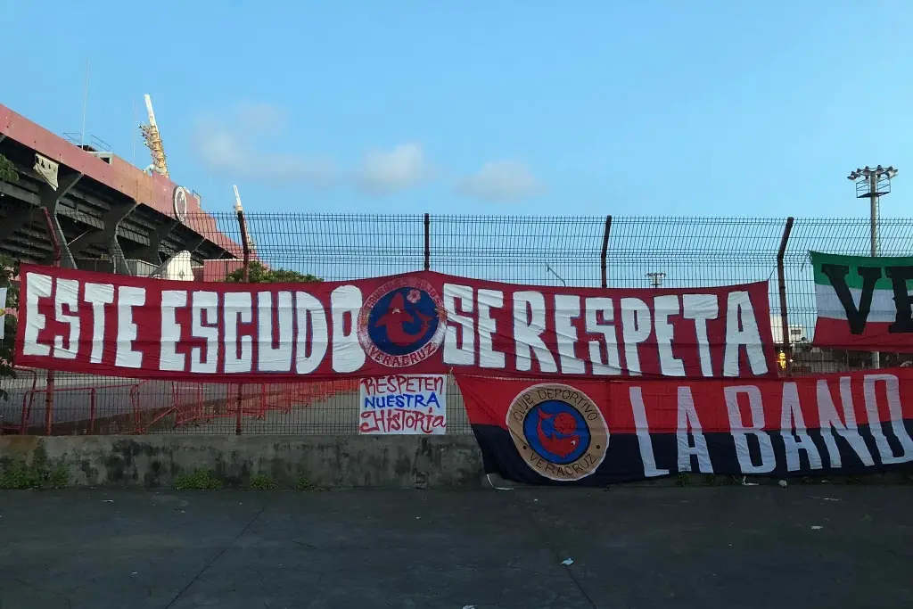 Imagen Aficionados piden el regreso del fútbol a Veracruz con el nombre de Tiburones Rojos 