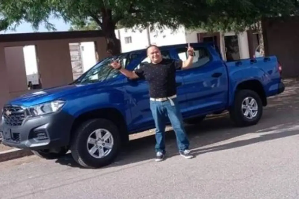 Imagen Christian Nodal regala camioneta a su maestro de la primaria 