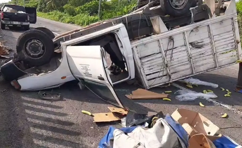 Imagen Vuelca camioneta cargada de plátano en Paso del Toro 
