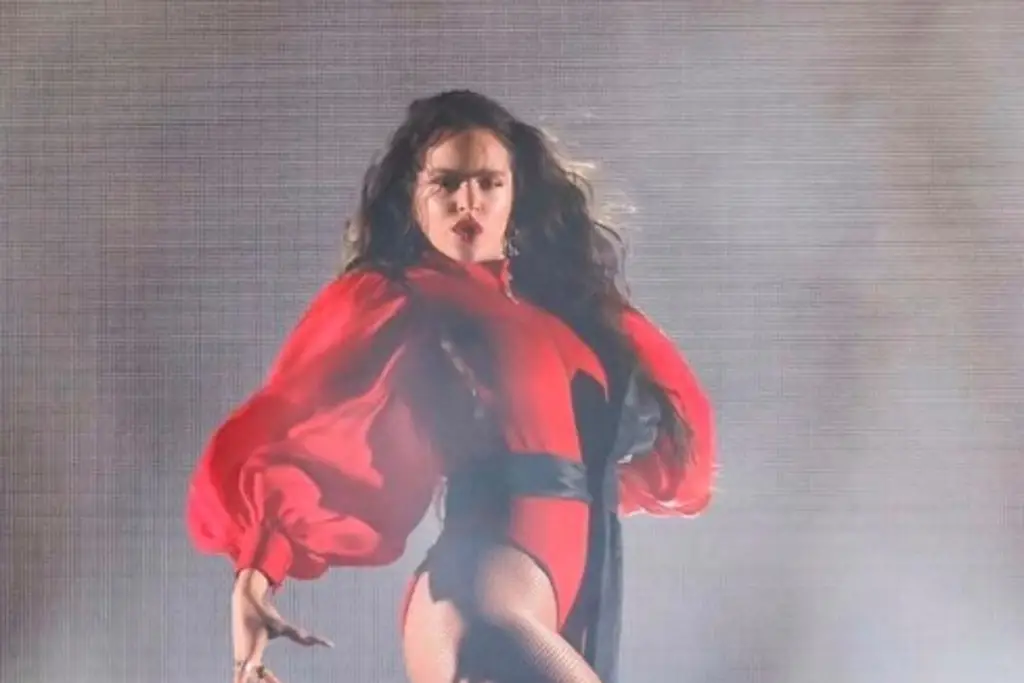 Imagen Rosalía detiene su concierto debido a que una fan se desmayó 